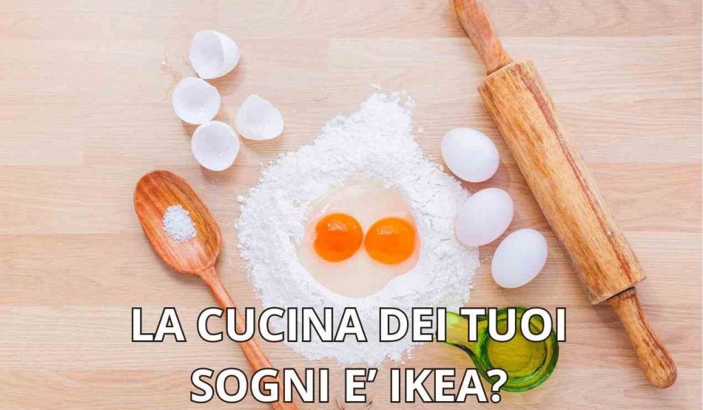 Piano di preparazione di una cucina con uova, farina, mattarello e un cucchiaio di legno.