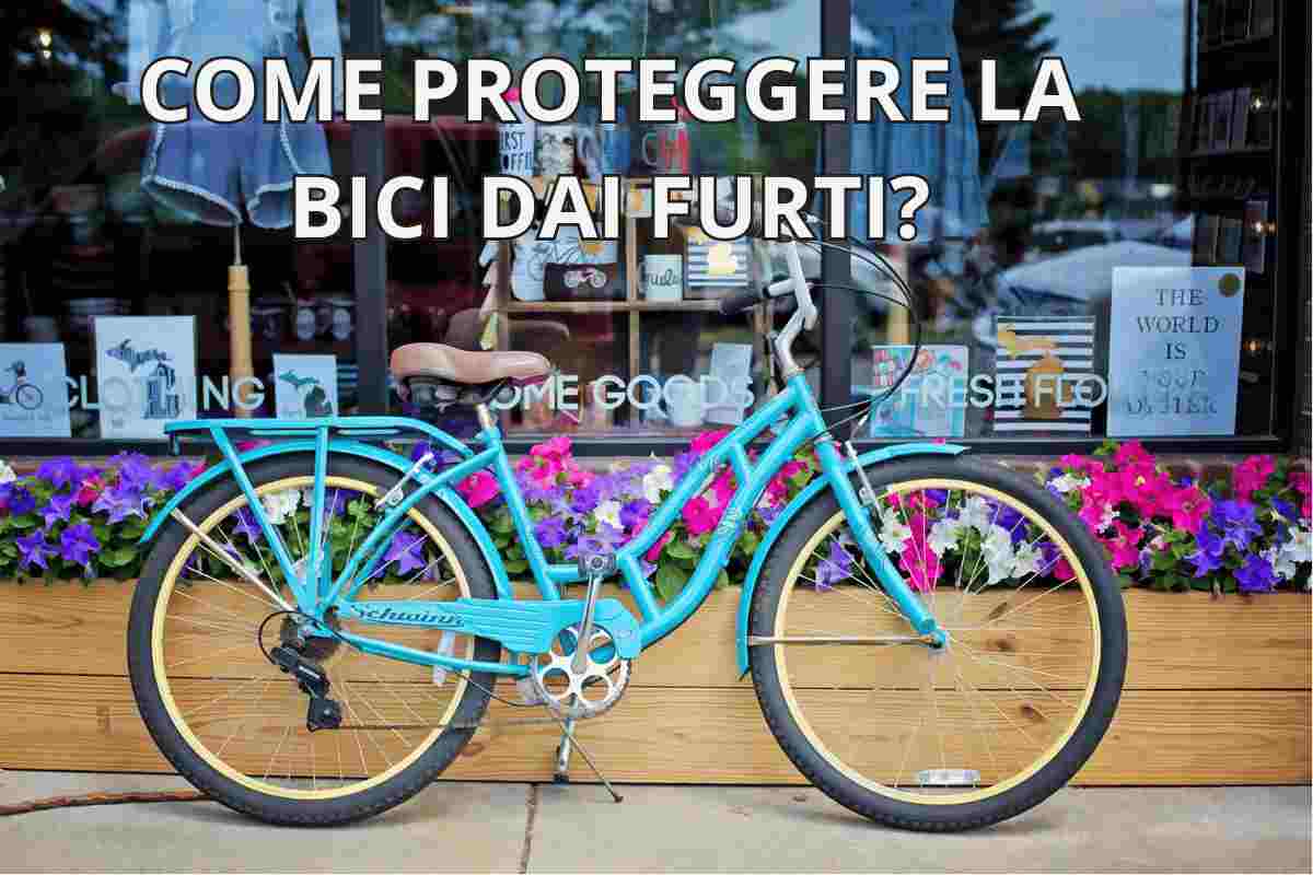 Bicicletta celeste fera presso la vetrina di un negozio