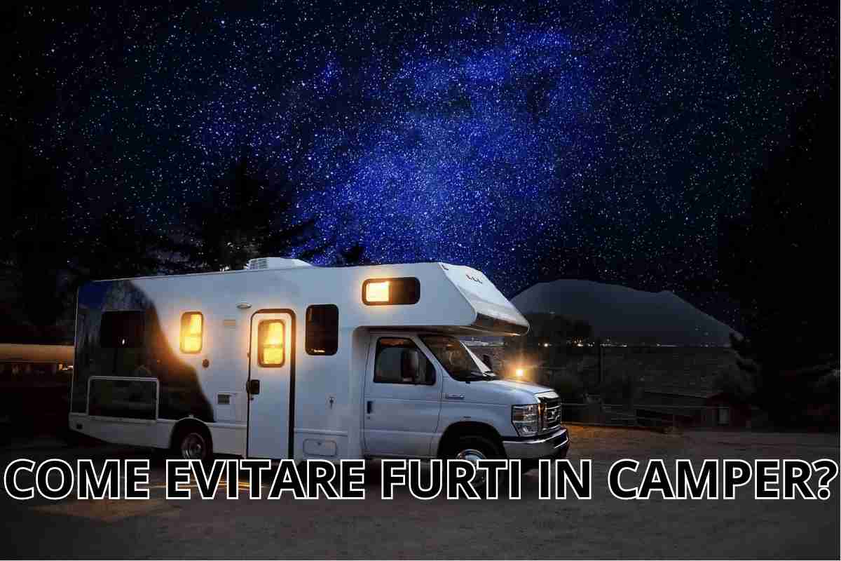 Camper con le luci accese in paesaggio notturno