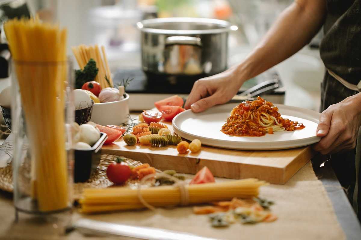 Il piano di lavoro di una cucina con ingredienti alimentari
