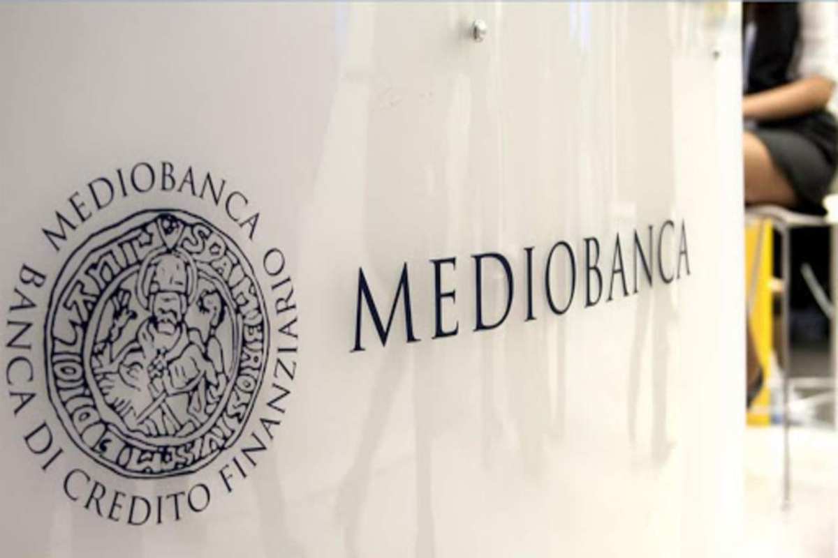 Logo Mediobanca su parete chiara