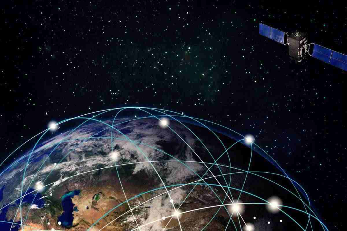 satellite sta per precipitare sulla terra