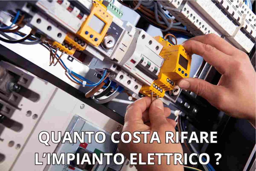 Tecnico che sta riparando un impianto elettrico