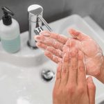 Se hai le mani rovinate dai lavaggi frequenti prova questi rimedi