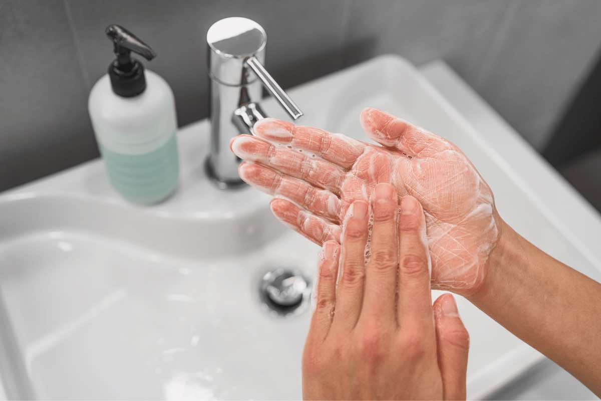 Se hai le mani rovinate dai lavaggi frequenti prova questi rimedi