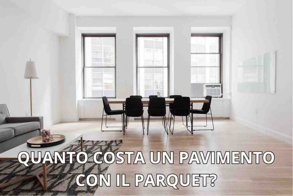 Pavimento con il parquet di un sala sedie, divano e tappeto