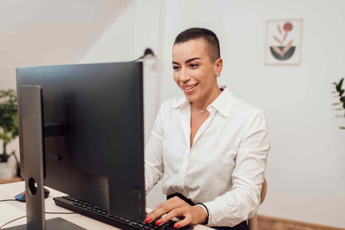 Donna che lavora a un computer