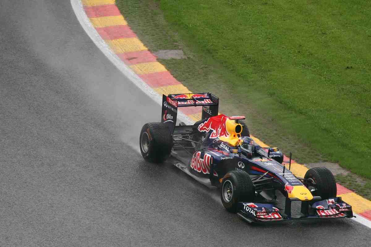 Monoposto Red Bull in pista bagnata