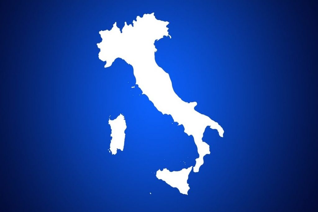 Sagoma dell'Italia di colore bianco su sfondo blu
