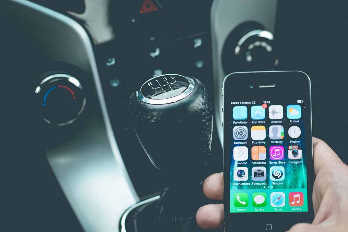 Smartphone in abitacolo di automobile