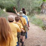 bambini in un bosco