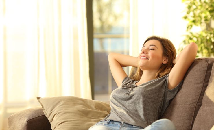 Donna in relax sul divano