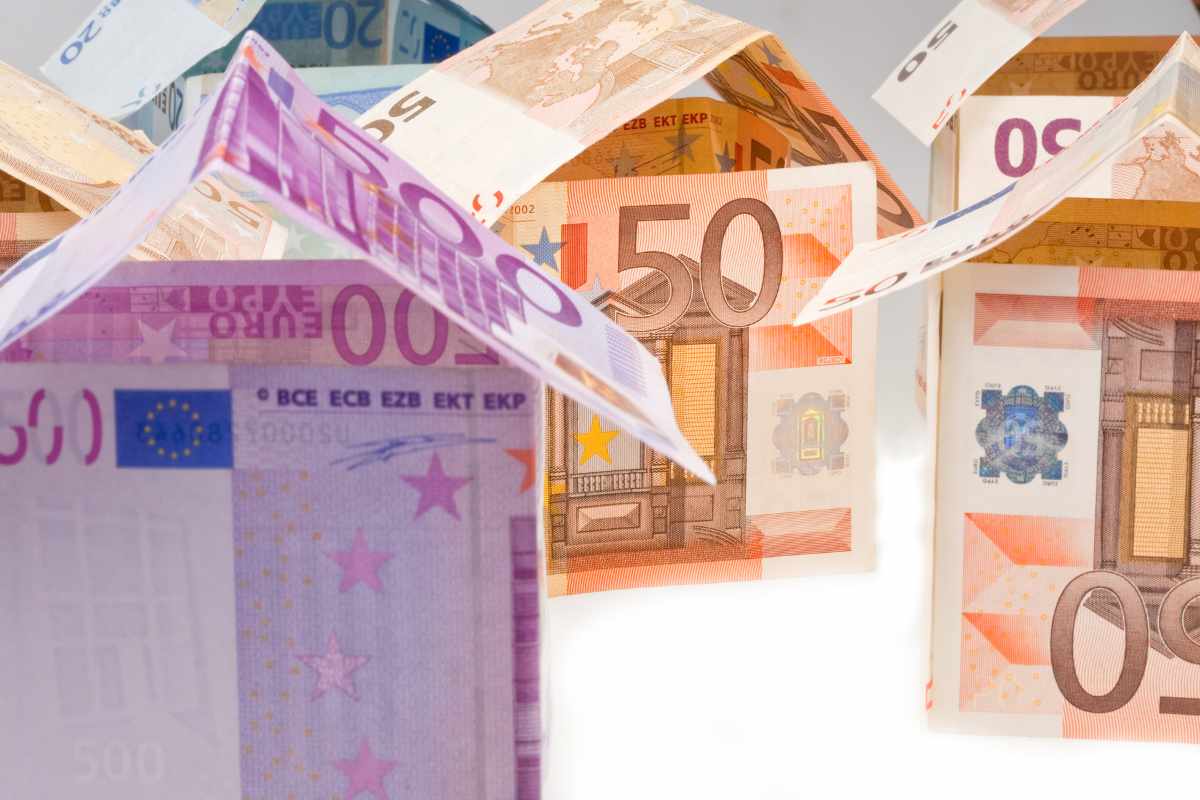 Banconote formano delle case
