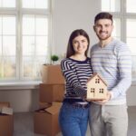 Coppia con in mano una modellino di una casa