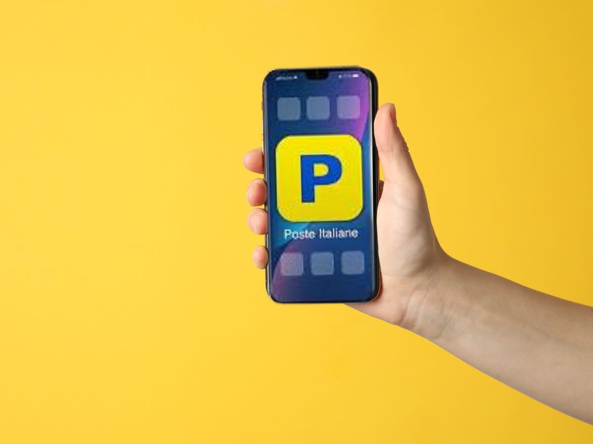 Mano con smartphone con app Poste Italiane