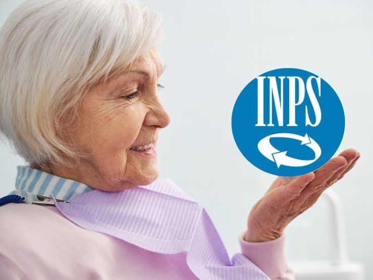 Donna anziana con il logo INPS in mano