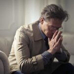 Signore seduto sul divano