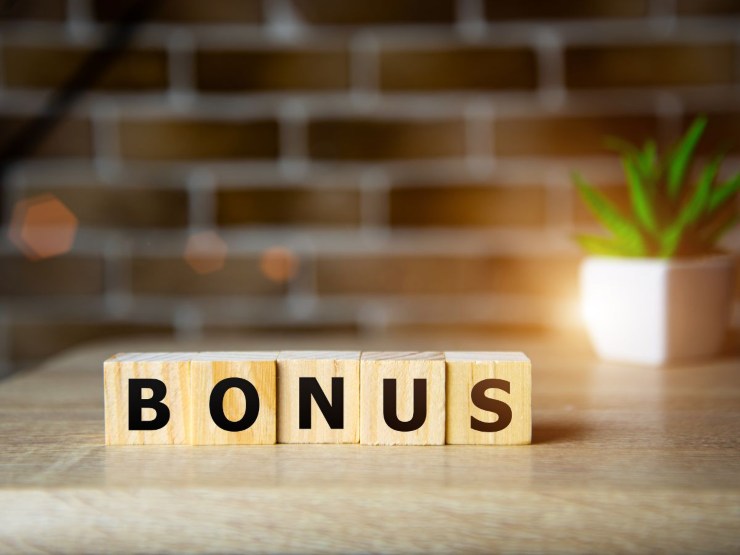 Dadi su un tavolo con su scritto Bonus