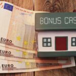 n.3 50 euro sotto un modellino di casa