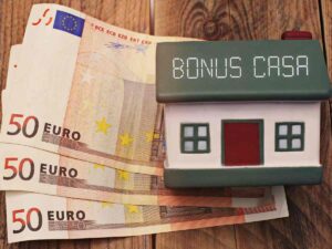 n.3 50 euro sotto un modellino di casa