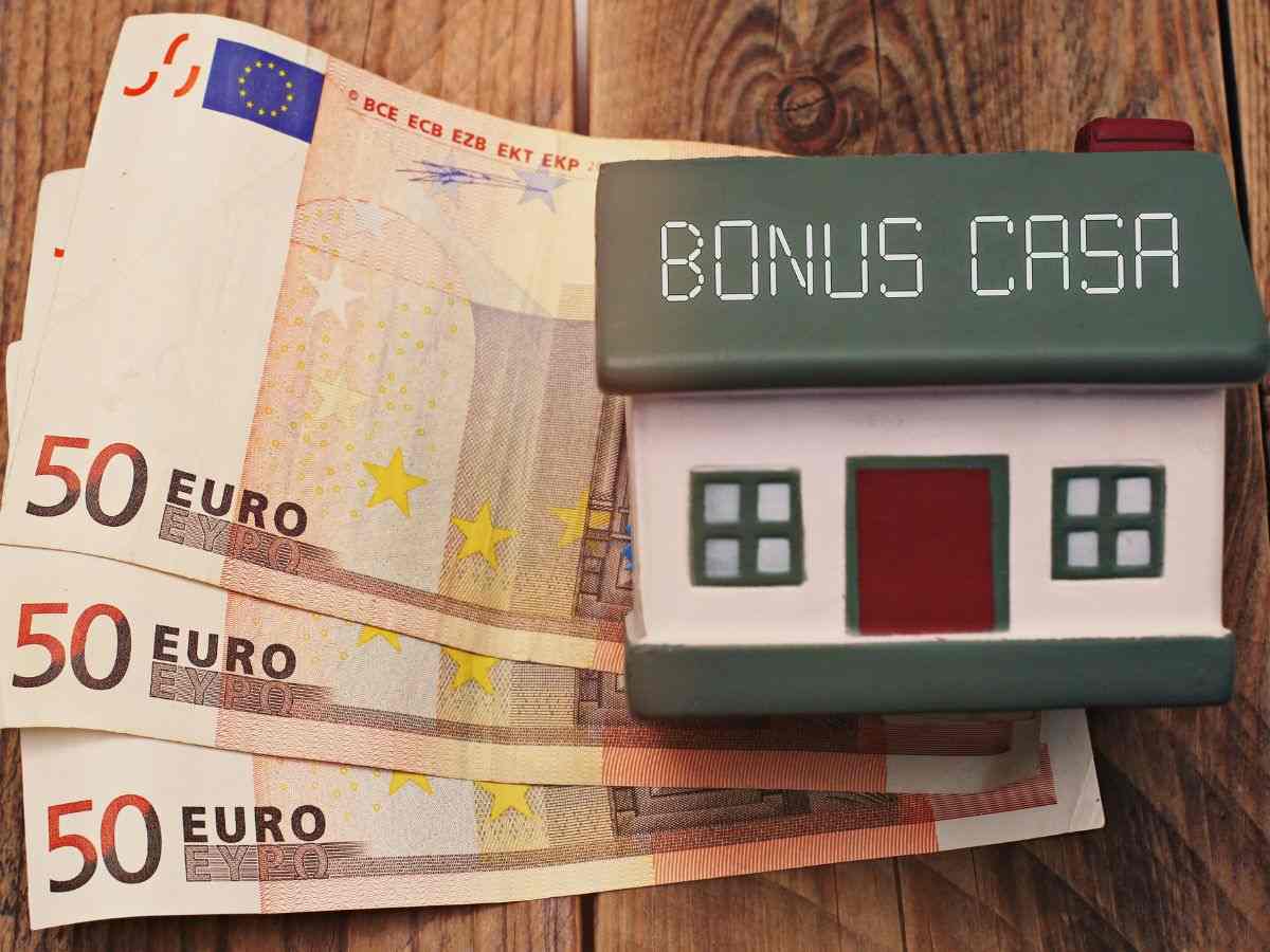 n.3 50 euro sotto un modellino di casa