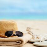 Spiaggia, asciugamano, cappello
