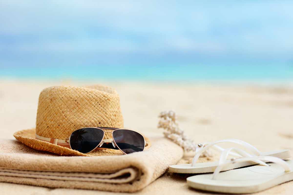 Spiaggia, asciugamano, cappello