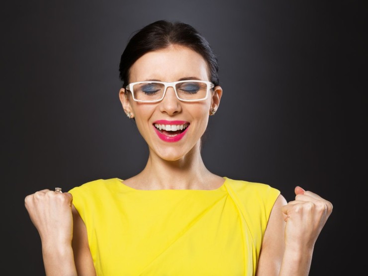 Donna vestita di giallo che esulta