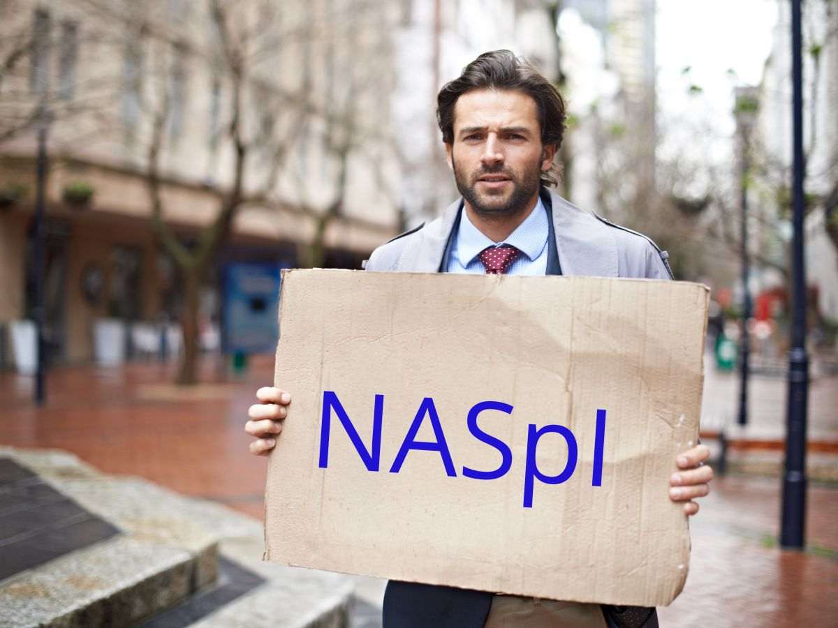 Uomo con cartellone in mano con su scritto NASpI