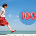 Donna che cammina in spiaggia