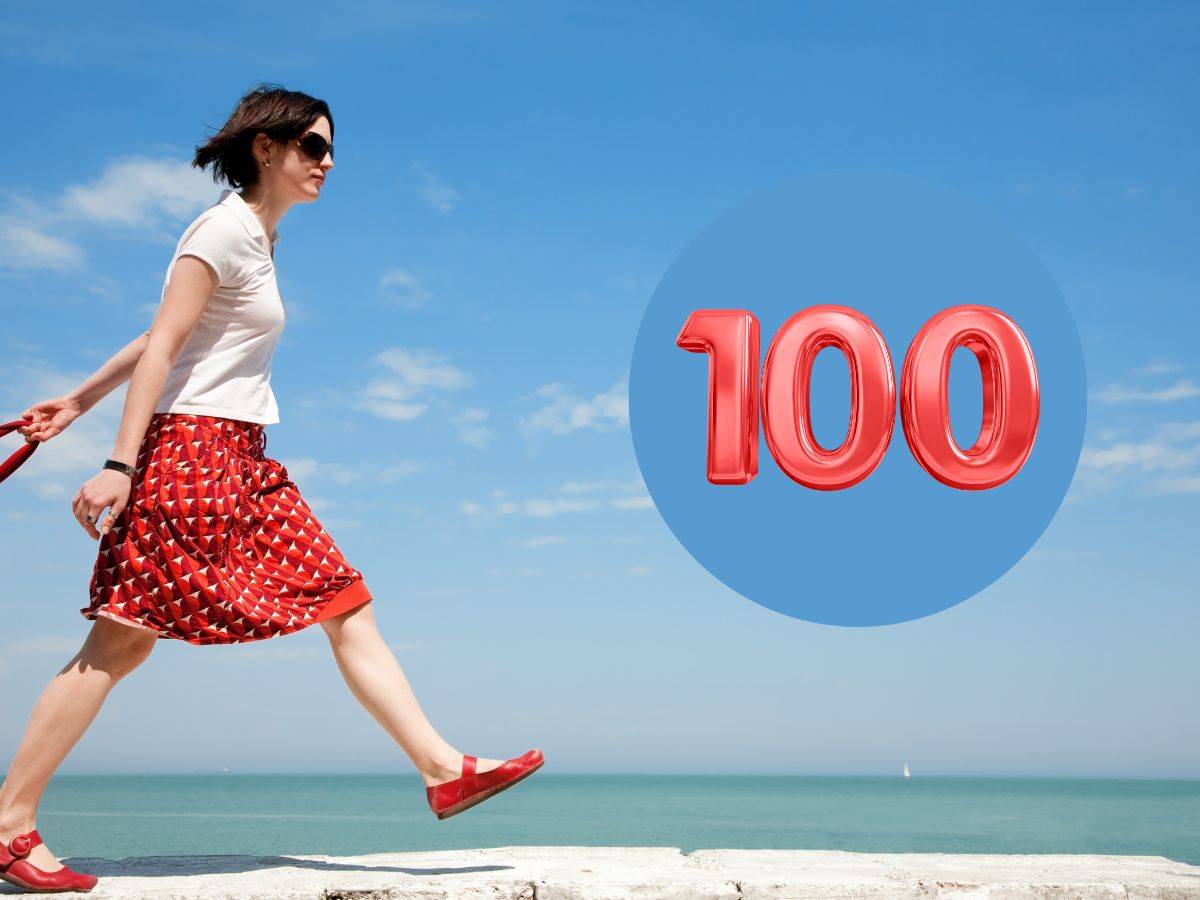 Donna che cammina in spiaggia