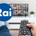 Persona seduta sul divano mentre guarda il televisore