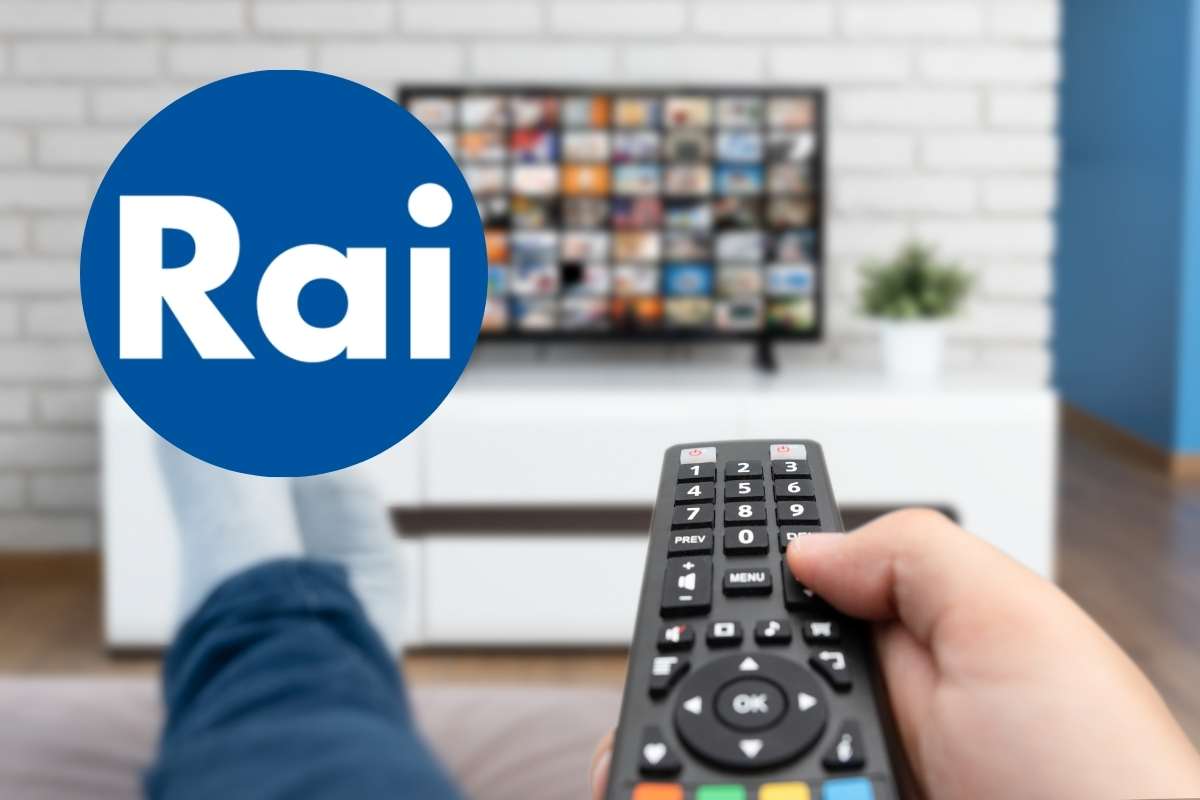 Persona seduta sul divano mentre guarda il televisore