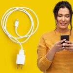 Caricabatterie persona con smartphone