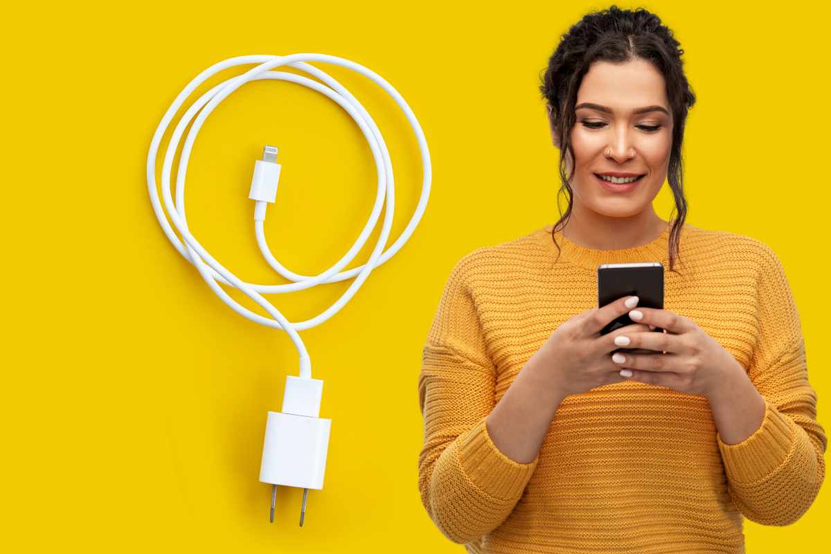 Caricabatterie persona con smartphone
