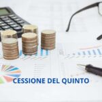 Soldi calcolatrice penna e occhiali