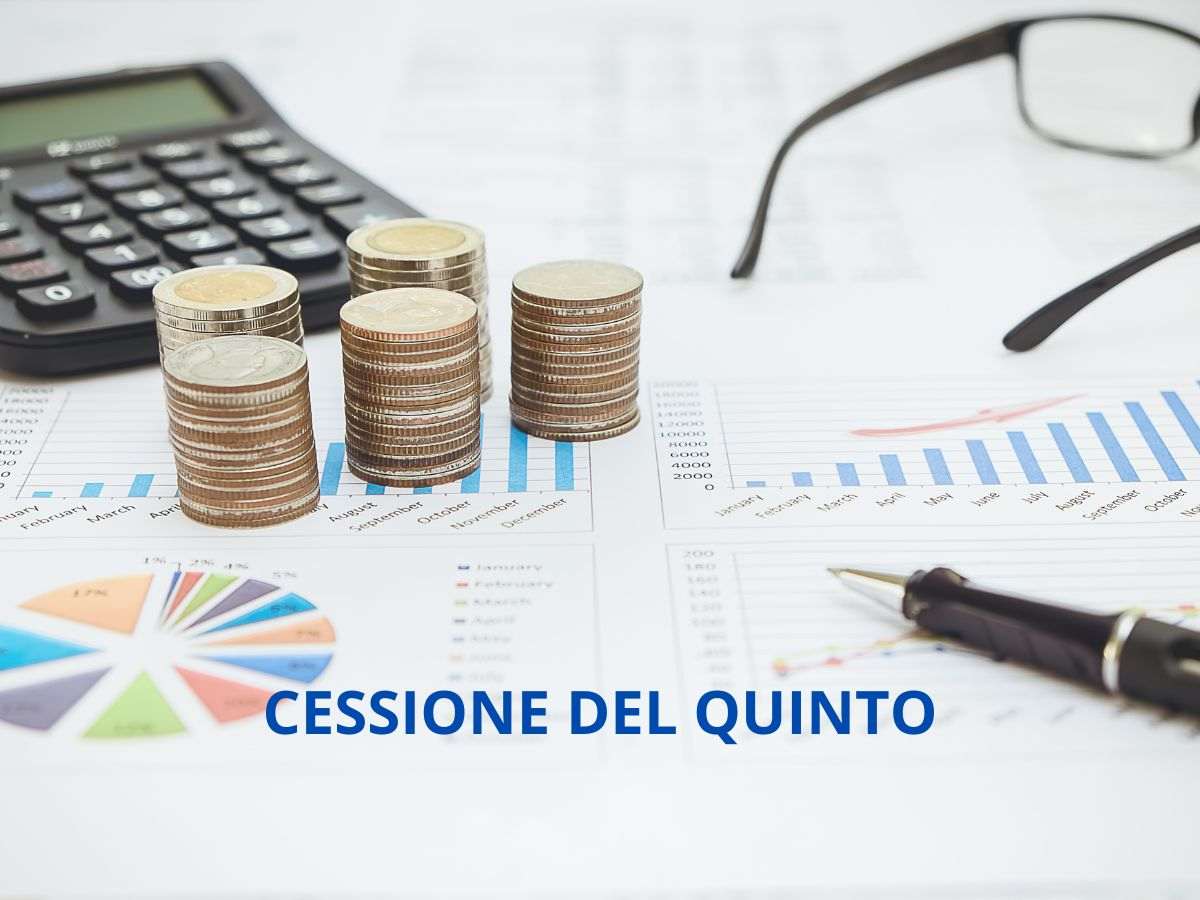 Soldi calcolatrice penna e occhiali