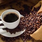 tazza di caffè e caffè in chicchi