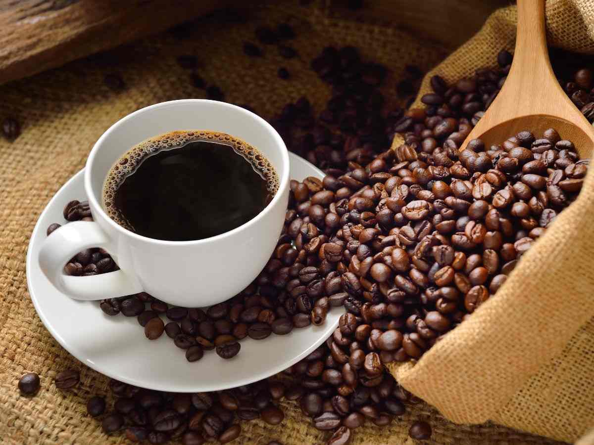 tazza di caffè e caffè in chicchi