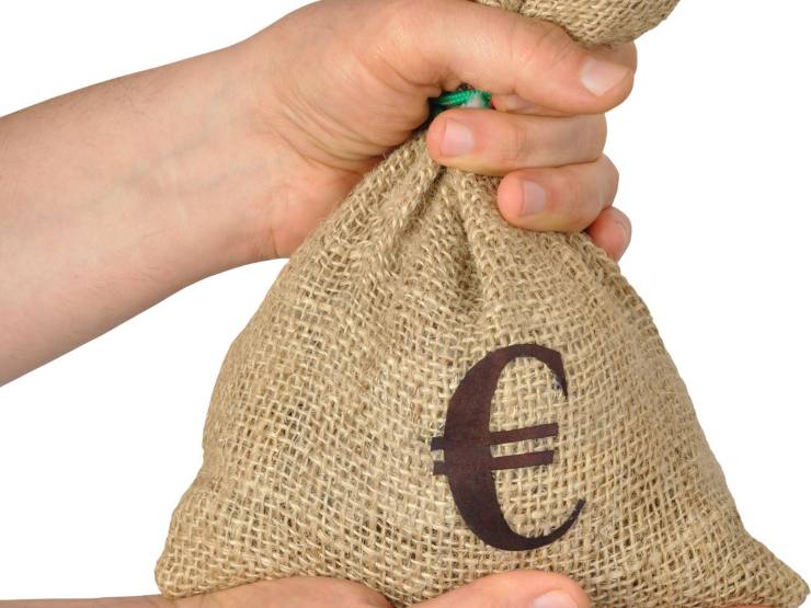 Mano che mantiene un sacco con su scritto €