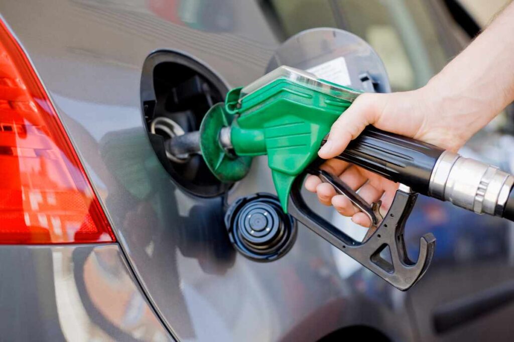 Pompa di benzina nell'auto