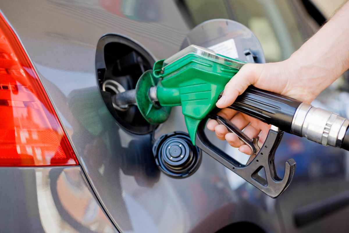 Pompa di benzina nell'auto
