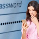 Persona preoccupata con lo smartphone in mano