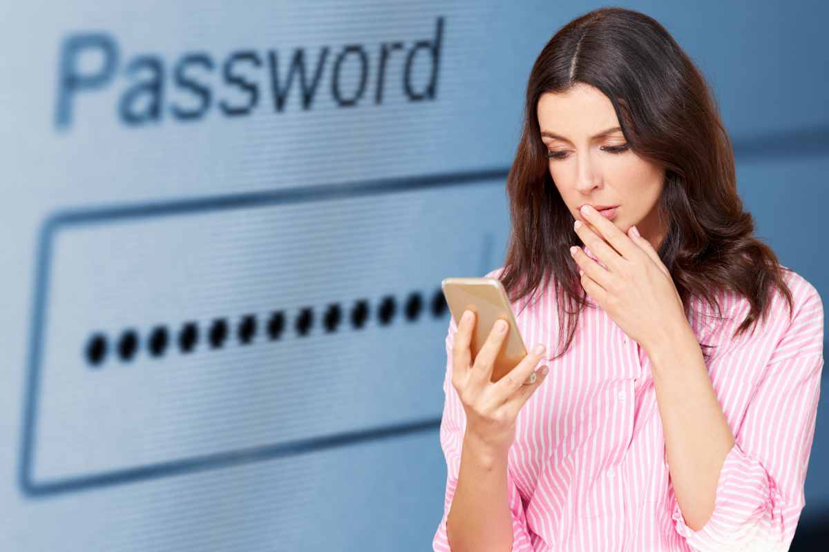 Persona preoccupata con lo smartphone in mano