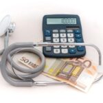 calcolatrice, soldi e misuratore medico