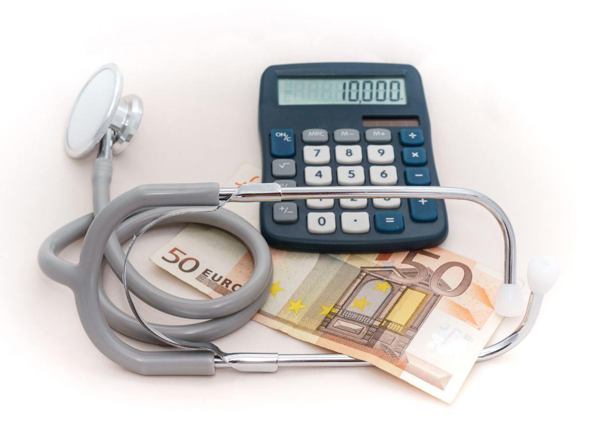 calcolatrice, soldi e misuratore medico