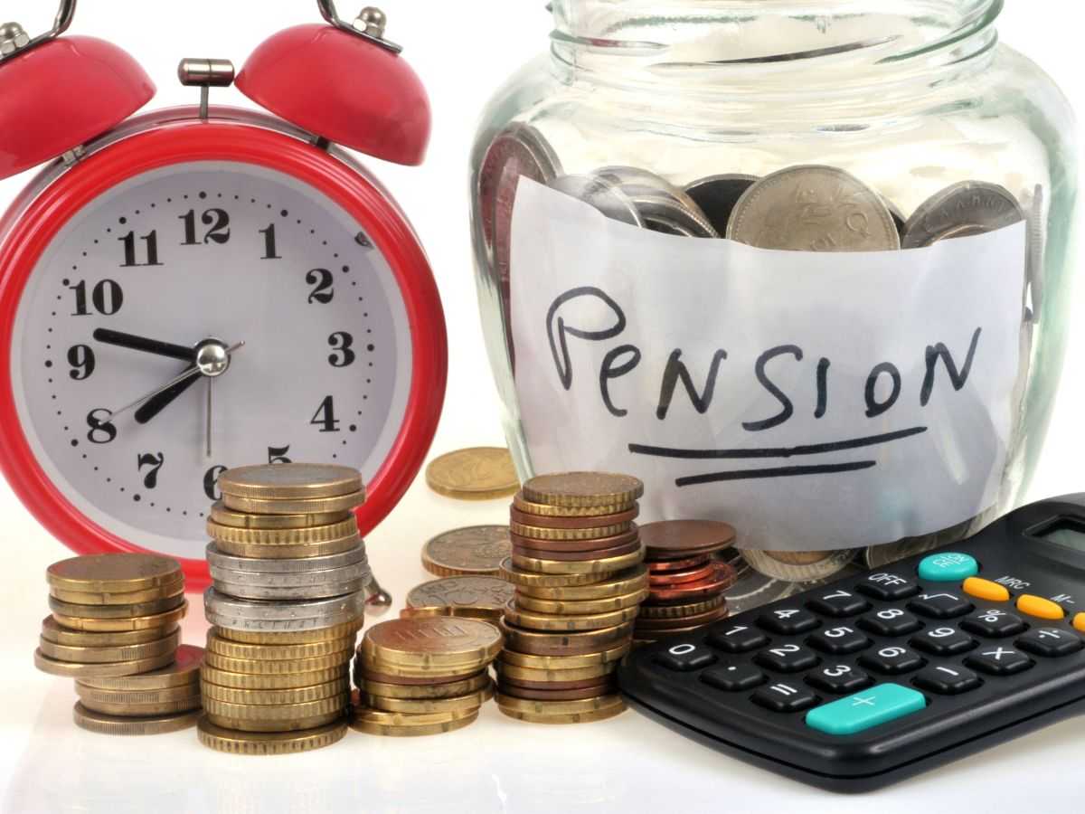 Sveglia, Salvadanaio pensione, soldi e calcolatrice