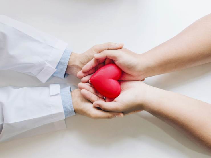 mani dottore e paziente con al centro un cuore