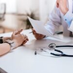 Medico che legge la terapia al paziente