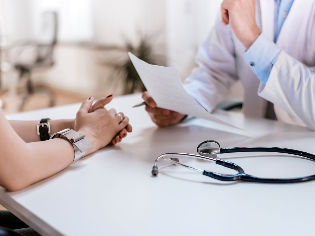 Medico che legge la terapia al paziente